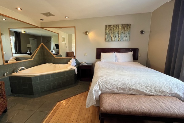 Deluxe Room, 1 Queen Bed, Jetted Tub | Desk, WiFi (free), bed sheets