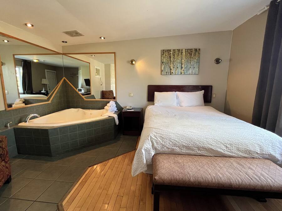 Deluxe Room, 1 Queen Bed, Jetted Tub | Desk, rollaway beds, free WiFi
