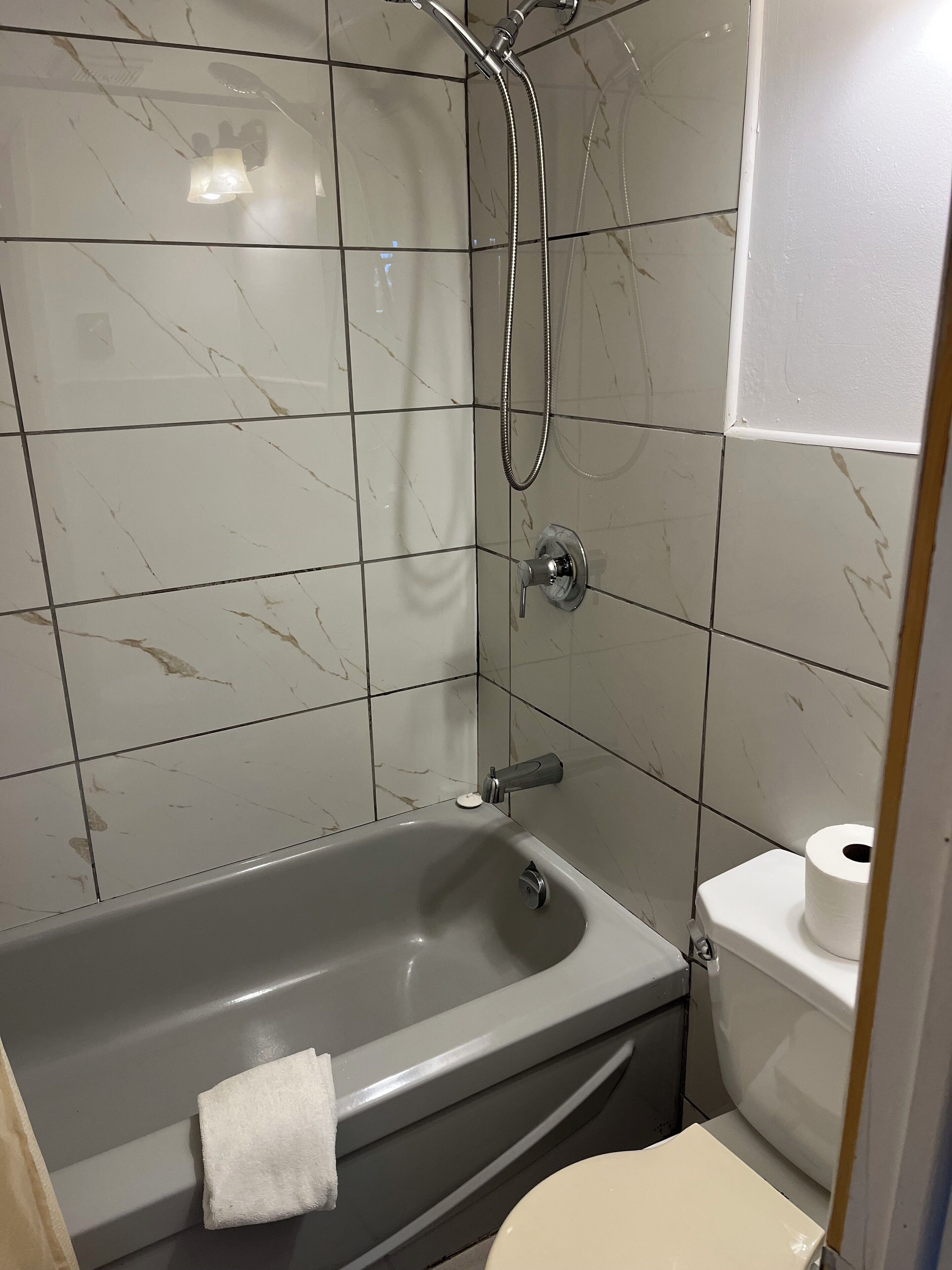 Standard Room, 1 Queen Bed | Bathroom | Combined shower/tub, hair dryer, towels