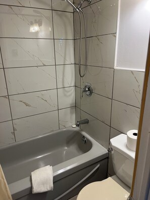Bañera con ducha, secador de pelo, toallas