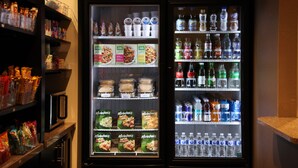 Dos vitrinas refrigeradas con bebidas congeladas y frías, y alimentos envasados.
