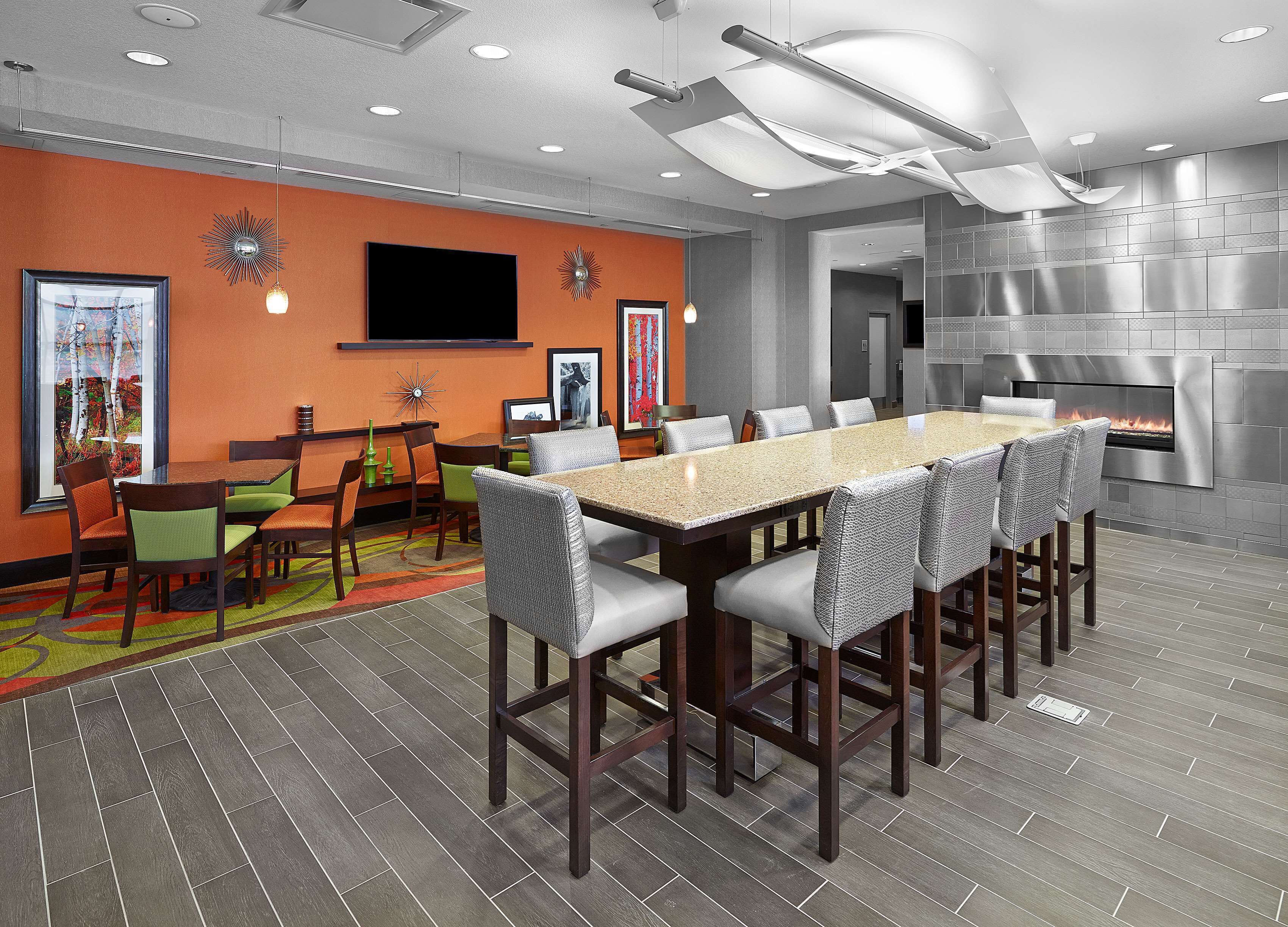 Foto - Hampton Inn by Hilton Calgary Airport North