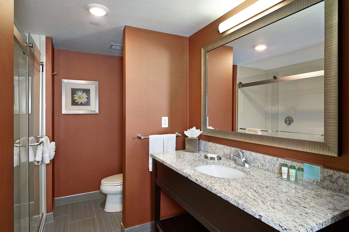 free toiletries, towels