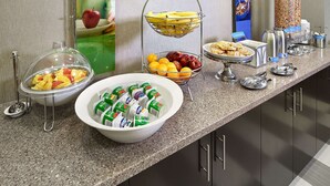 Montaje de bufé con diversos alimentos y aderezos.
