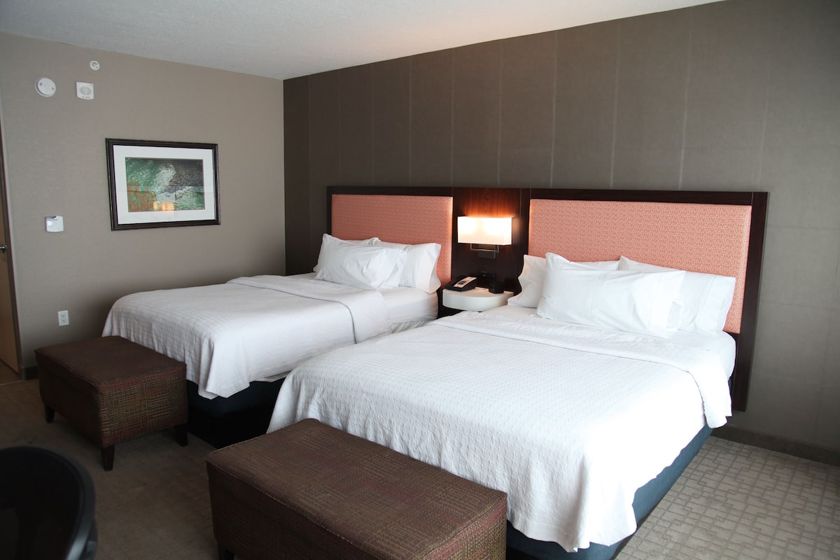 Hypo-allergenic bedding, pillowtop beds, in-room safe, desk