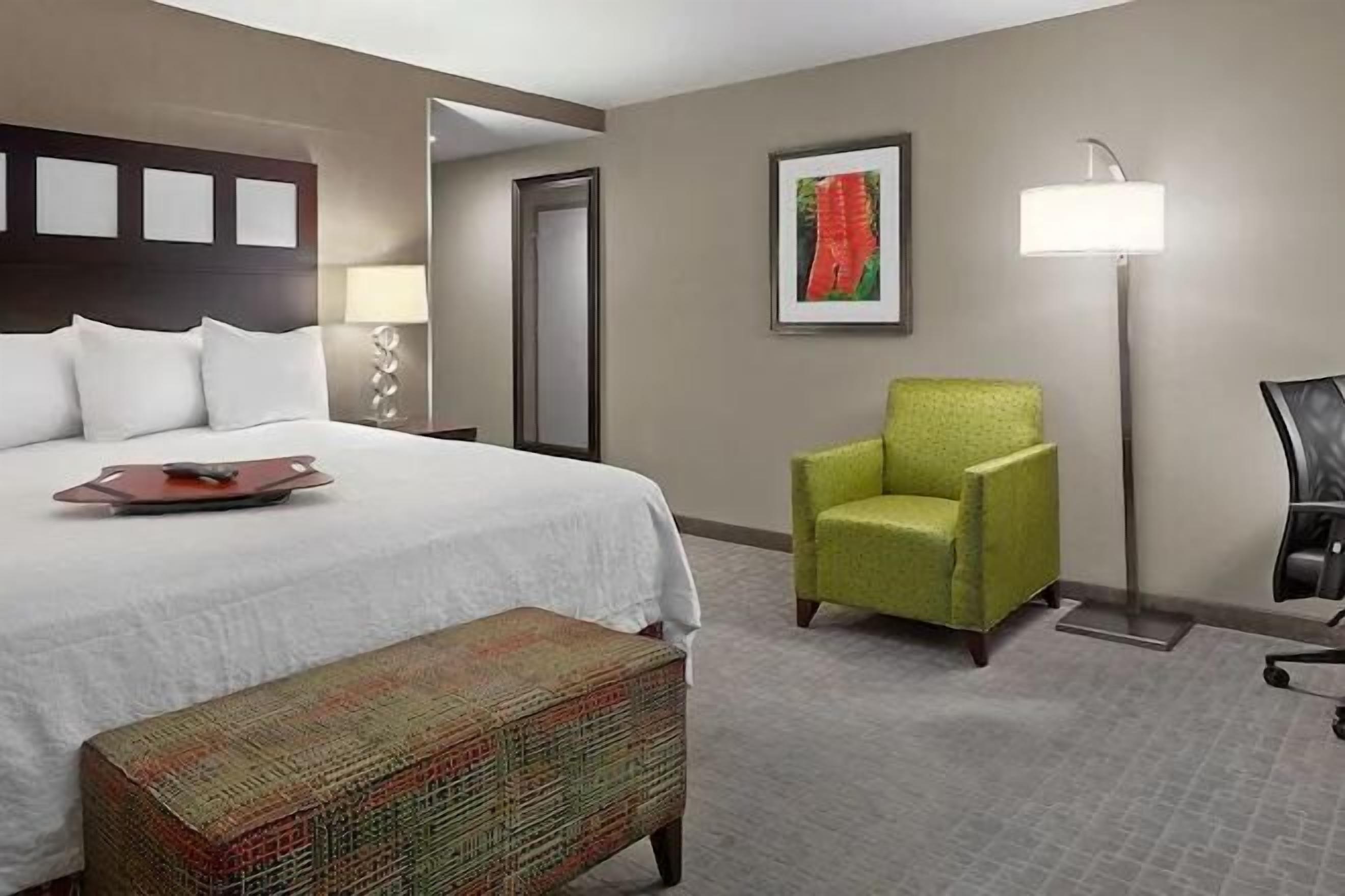 防过敏的被褥、加厚床垫、客房内保险箱、办公桌