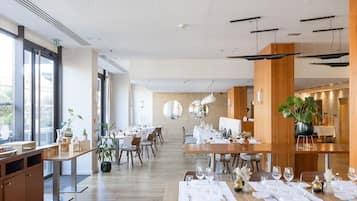 Frokost og middag serveres, internasjonale retter