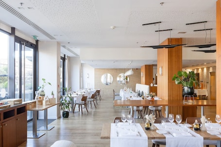 Breakfast and dinner served, international cuisine. Renaissance Aix-en-Provence Hotel
