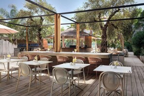 Indoor pool, seasonal outdoor pool, pool umbrellas, sun loungers - Renaissance Aix-en-Provence Hotel (Aix-en-Provence)