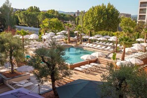 Indoor pool, seasonal outdoor pool, pool umbrellas, sun loungers - Renaissance Aix-en-Provence Hotel (Aix-en-Provence)