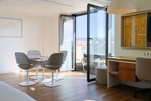 Hypo-allergenic bedding, in-room safe, soundproofing, iron/ironing board - Renaissance Aix-en-Provence Hotel (Aix-en-Provence)