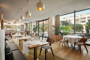 Breakfast and dinner served - Renaissance Aix-en-Provence Hotel (Aix-en-Provence)