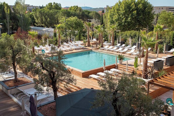 Indoor pool, seasonal outdoor pool, pool umbrellas, sun loungers