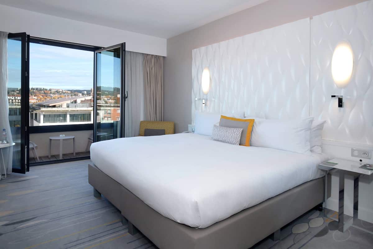 Panoramic Room, 1 King Bed (View) | Hypo-allergenic bedding, in-room safe, soundproofing, iron/ironing board
