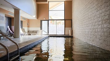 Inomhuspool, en sÀsongsöppen utomhuspool, parasoller och solstolar