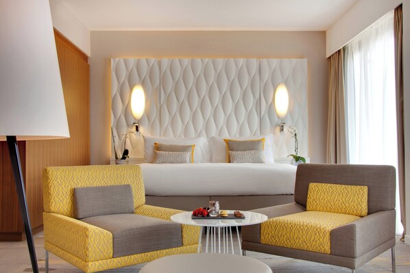 ملاءات للفراش لا تسبب الحساسية وخزنة داخل الغرفة وتجهيزات عازلة للصوت