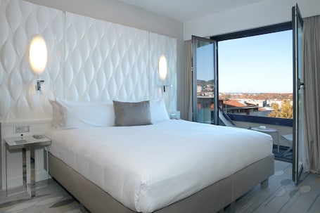 Hypo-allergenic bedding, in-room safe, soundproofing, iron/ironing board. Renaissance Aix-en-Provence Hotel