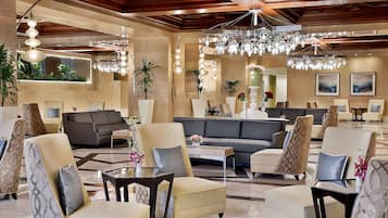 2 restaurantes, se sirven desayunos, comidas, cenas y cocina asiática