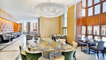 2 restoran, kahvaltı, öğle yemeği, akşam yemeği sunulur, Asya mutfağı