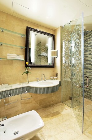 Bathroom shower - Hilton Suites Jabal Omar Makkah (Makkah)