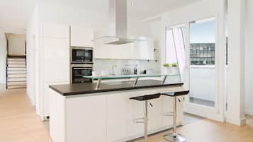 Luksus-penthouselejlighed - 3 soveværelser - byudsigt | Privat køkken | Køleskab/fryser i fuld størrelse, mikrobølgeovn, ovn, kogeplade