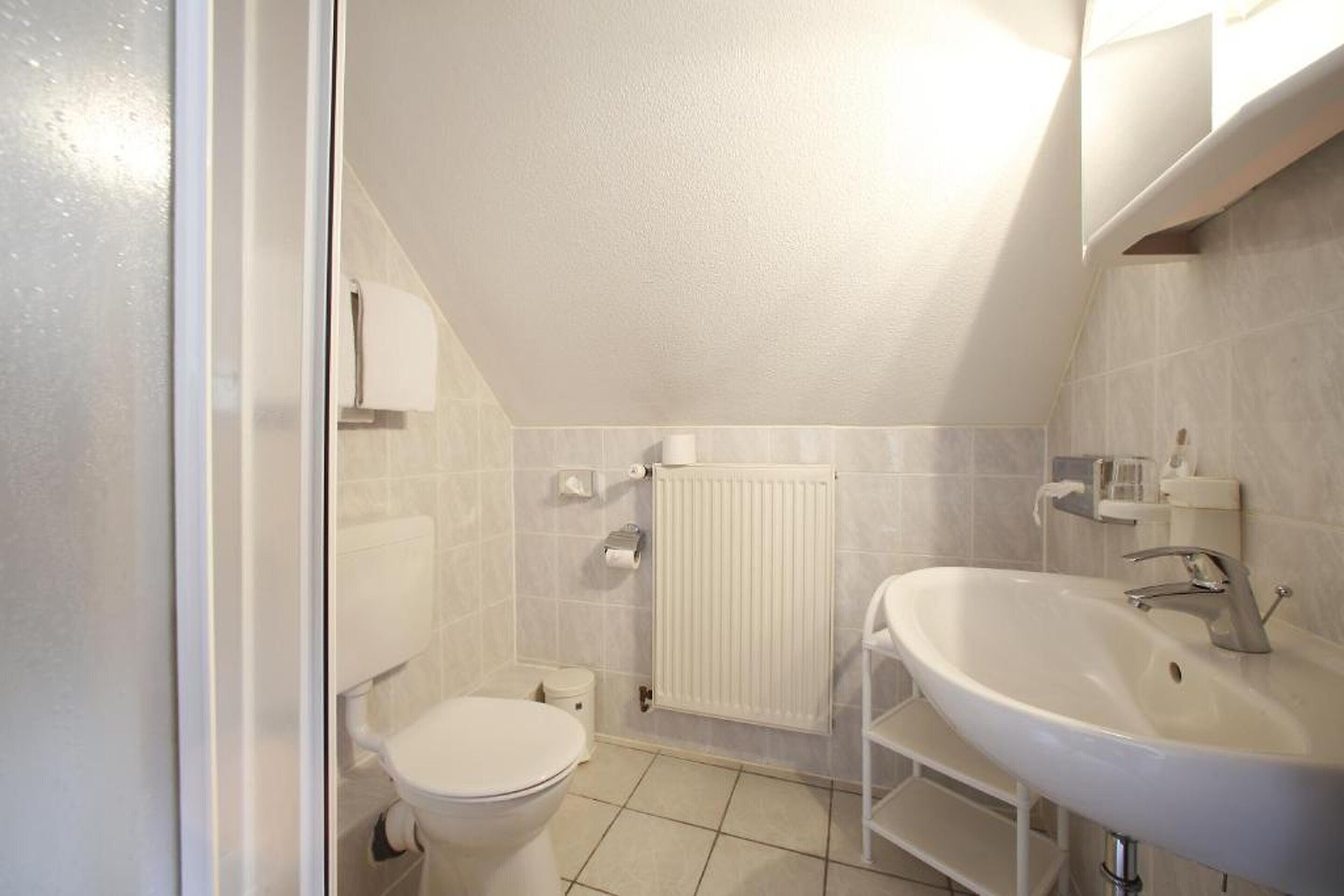 triple room | bathroom | free toiletries, hair dryer, towels