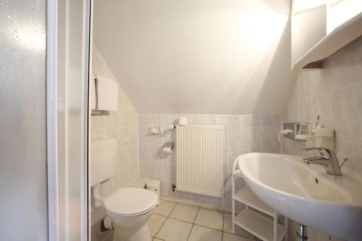 triple room | bathroom | free toiletries, hair dryer, towels