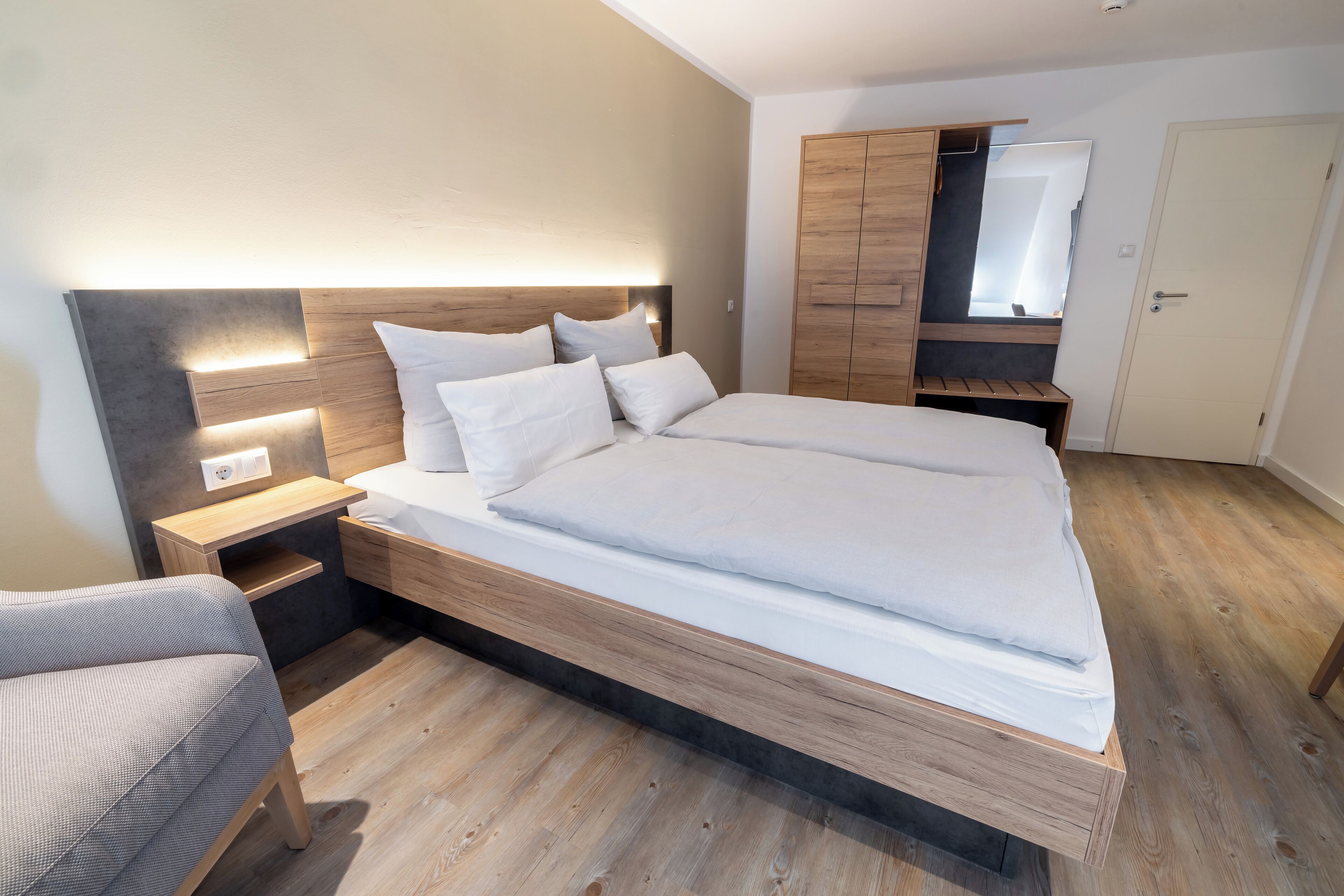 Habitación doble | Caja fuerte, decoración individual, escritorio y cortinas opacas