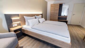 Habitación doble | Caja fuerte, decoración individual, escritorio y cortinas opacas