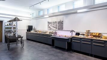 TĂ€gliches FrĂŒhstĂŒcksbuffet (23.50 EUR pro Person)