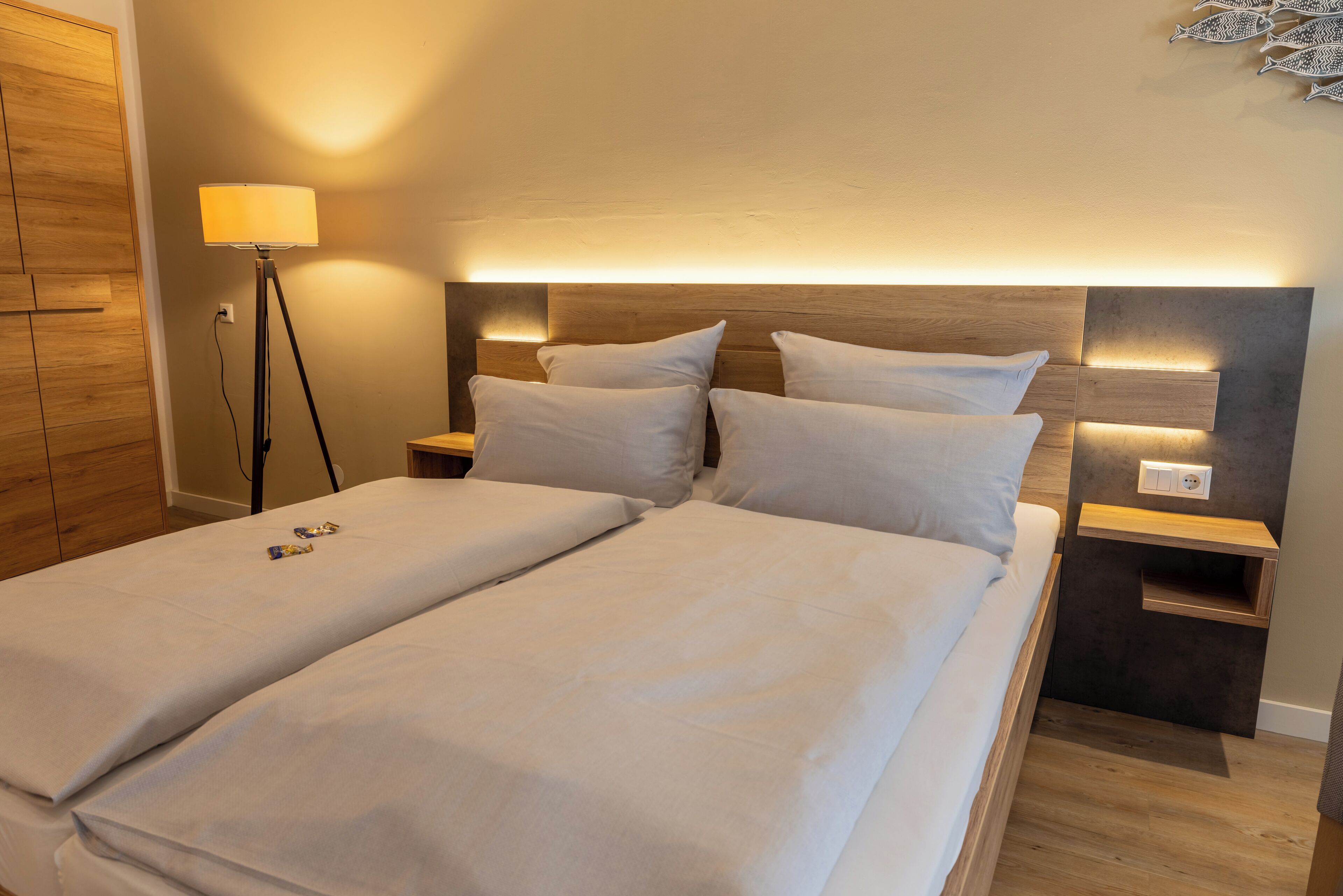 Dobbeltrom | Safe på rommet, individuelt dekorert, skrivebord og blendingsgardiner