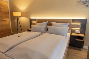 Doppelzimmer | Zimmersafe, individuell dekoriert, Schreibtisch, Verdunkelungsvorhänge