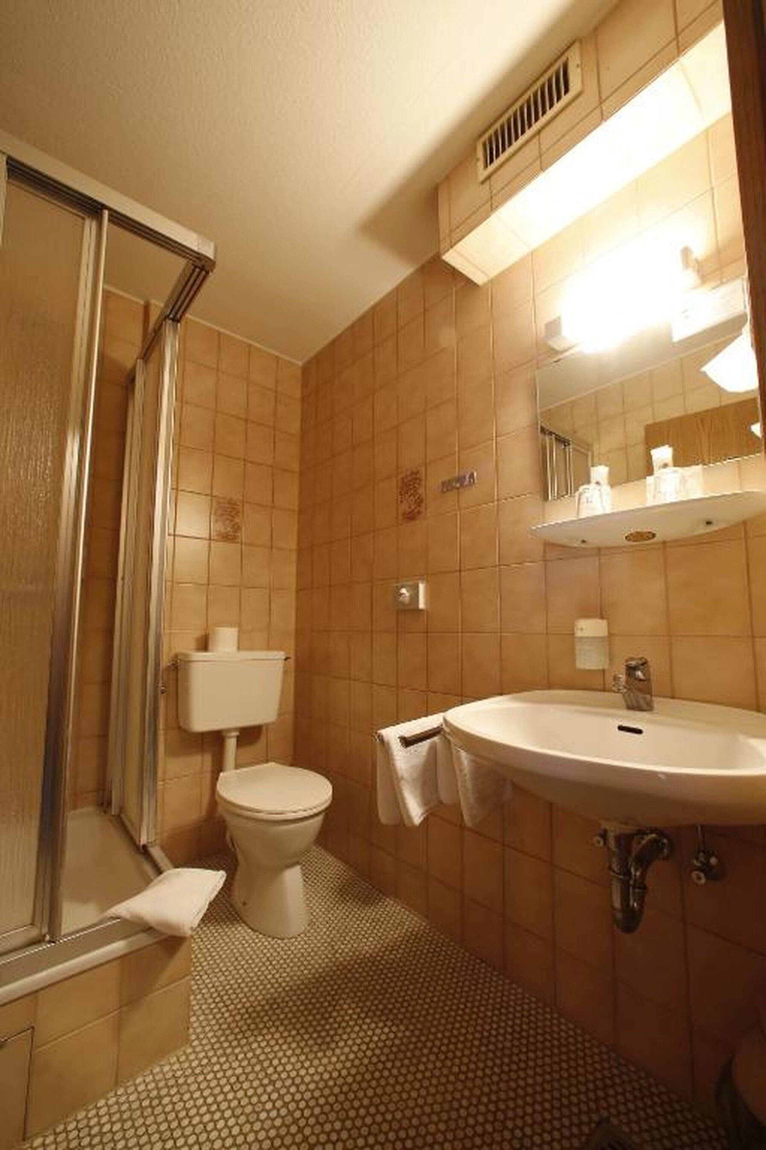 single room | bathroom | free toiletries, hair dryer, towels