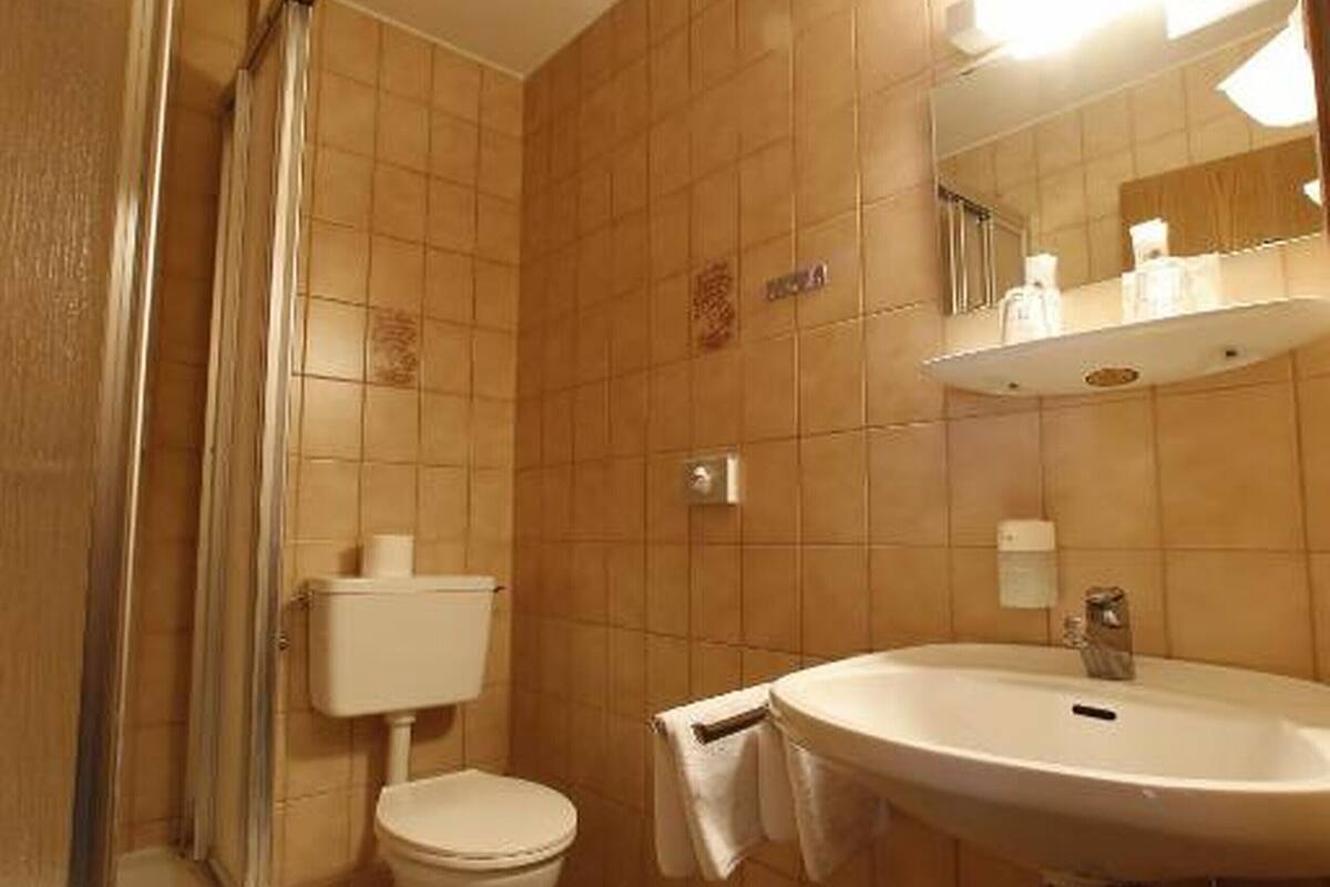 single room | bathroom | free toiletries, hair dryer, towels