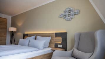 Quarto casal | Cofres nos quartos, individualmente decorados, escrivaninha