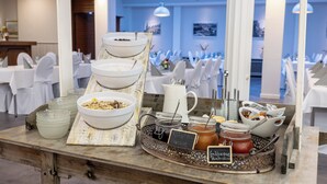 Un buffet proposant une variété de plats et un coin café.