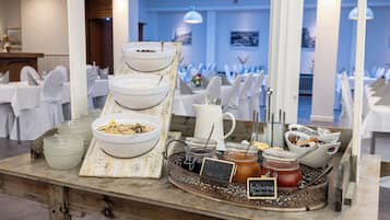 Desayuno buffet diario (EUR 23.50 por persona)