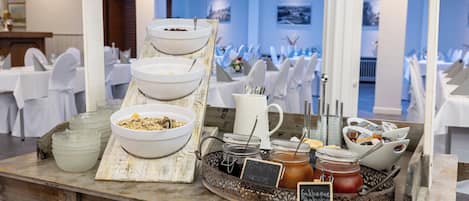 Daily buffet breakfast (EUR 23.50 per person)