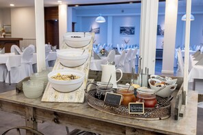 Daily buffet breakfast (EUR 23.50 per person)