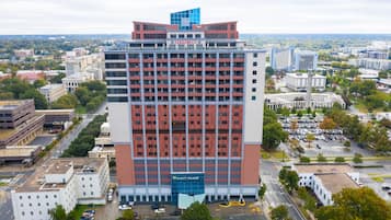 Un immeuble à plusieurs étages dont la façade est ornée d’une grande enseigne indiquant « HYATT PLACE ».