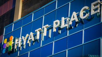 Une façade bleue sur laquelle on peut lire en grand « HYATT PLACE ».