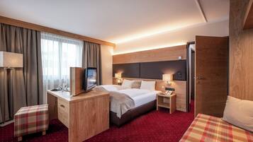 Deluxe Familiensuite | In-room safe, laptop workspace, free WiFi, bed sheets