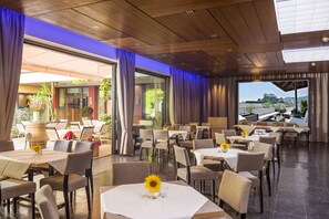 بوفيه فطور مجانًا يوميًا