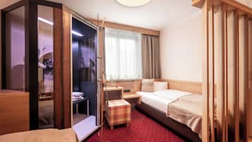 Deluxe Familiensuite | In-room safe, laptop workspace, free WiFi, bed sheets