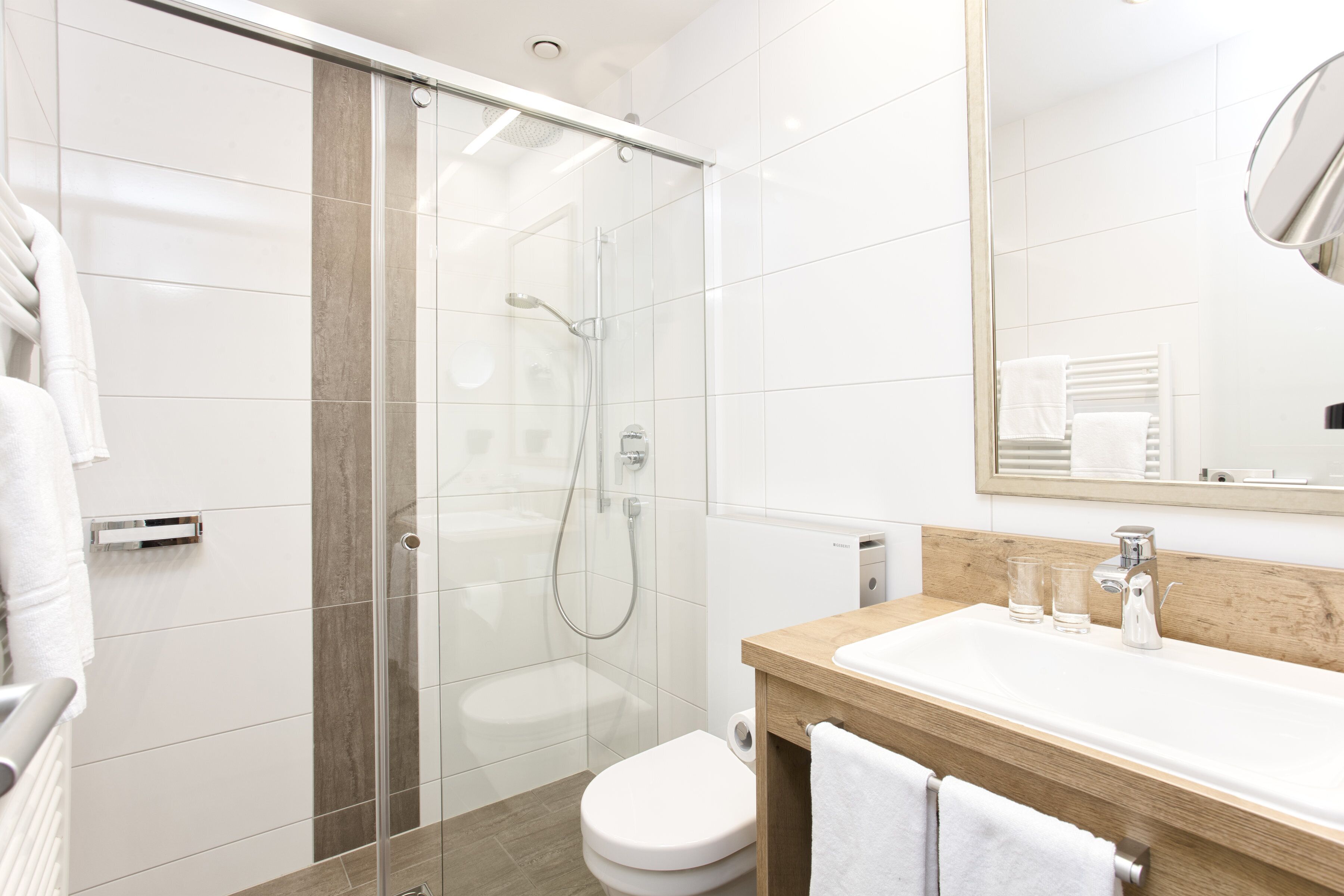 standard triple room | bathroom | free toiletries, hair dryer, towels