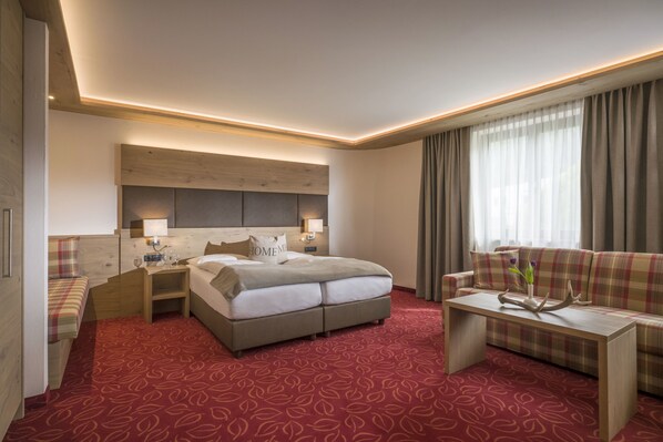 Ropa de cama hipoalergénica y caja de seguridad en la habitación 