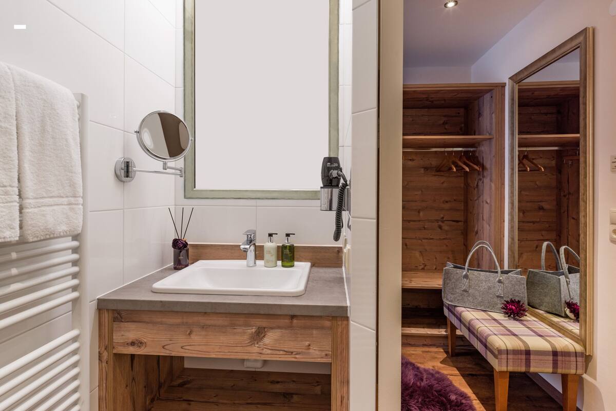 single room | bathroom | free toiletries, hair dryer, towels