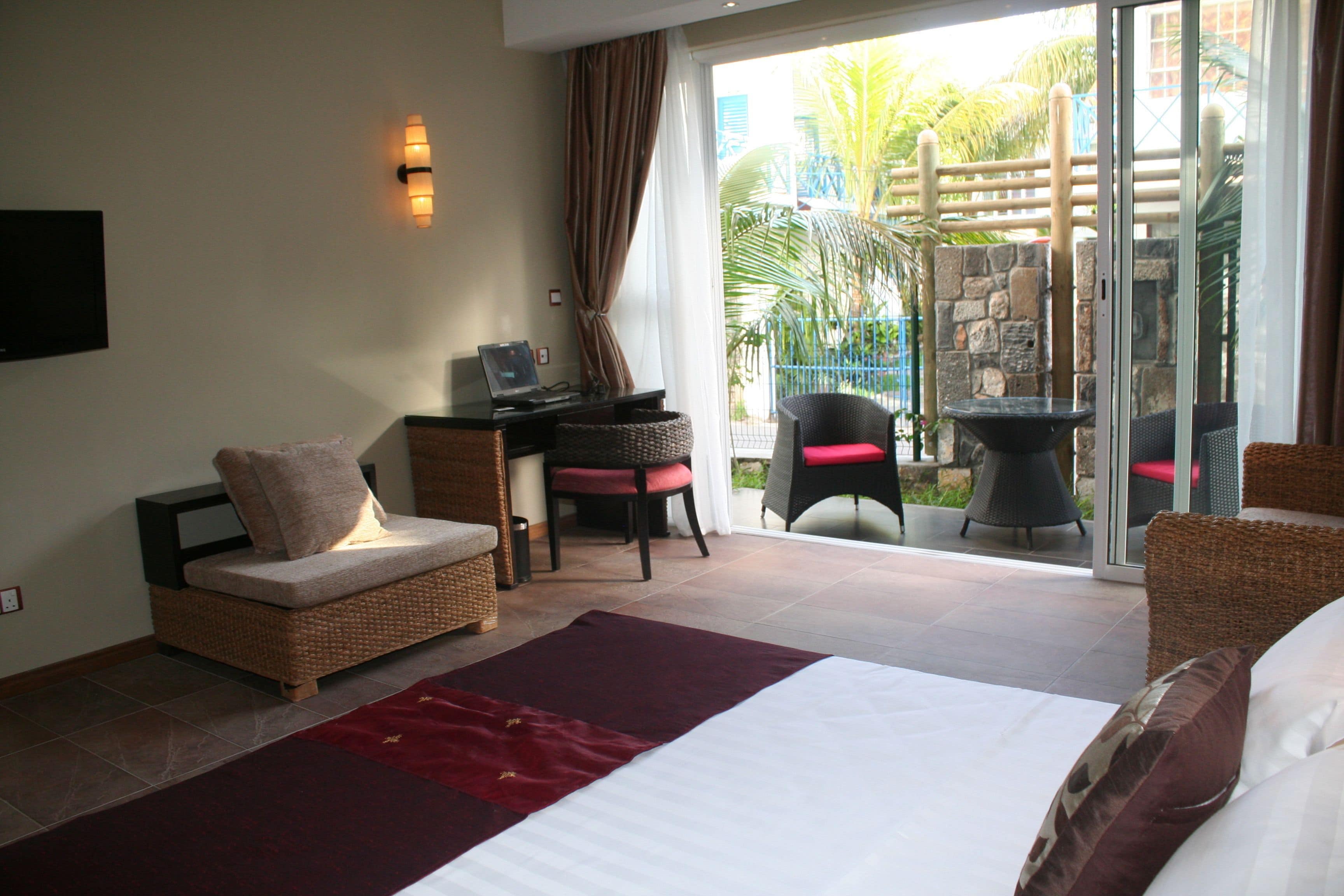 客房内保险箱、办公桌、遮光窗帘、熨斗/熨板