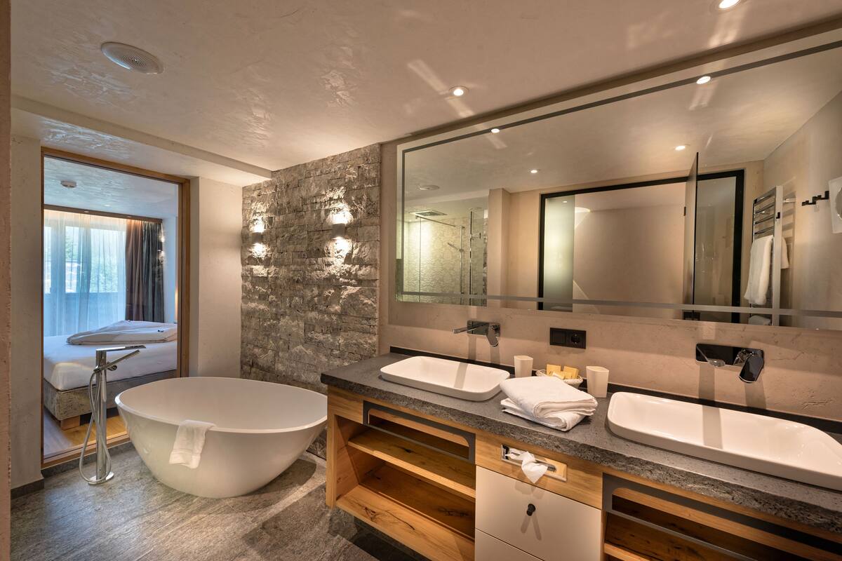 Deluxe-Zimmer, 2 Schlafzimmer, Balkon, Talblick | Badezimmer | Kostenlose Toilettenartikel, Haartrockner, Bademäntel, Hausschuhe