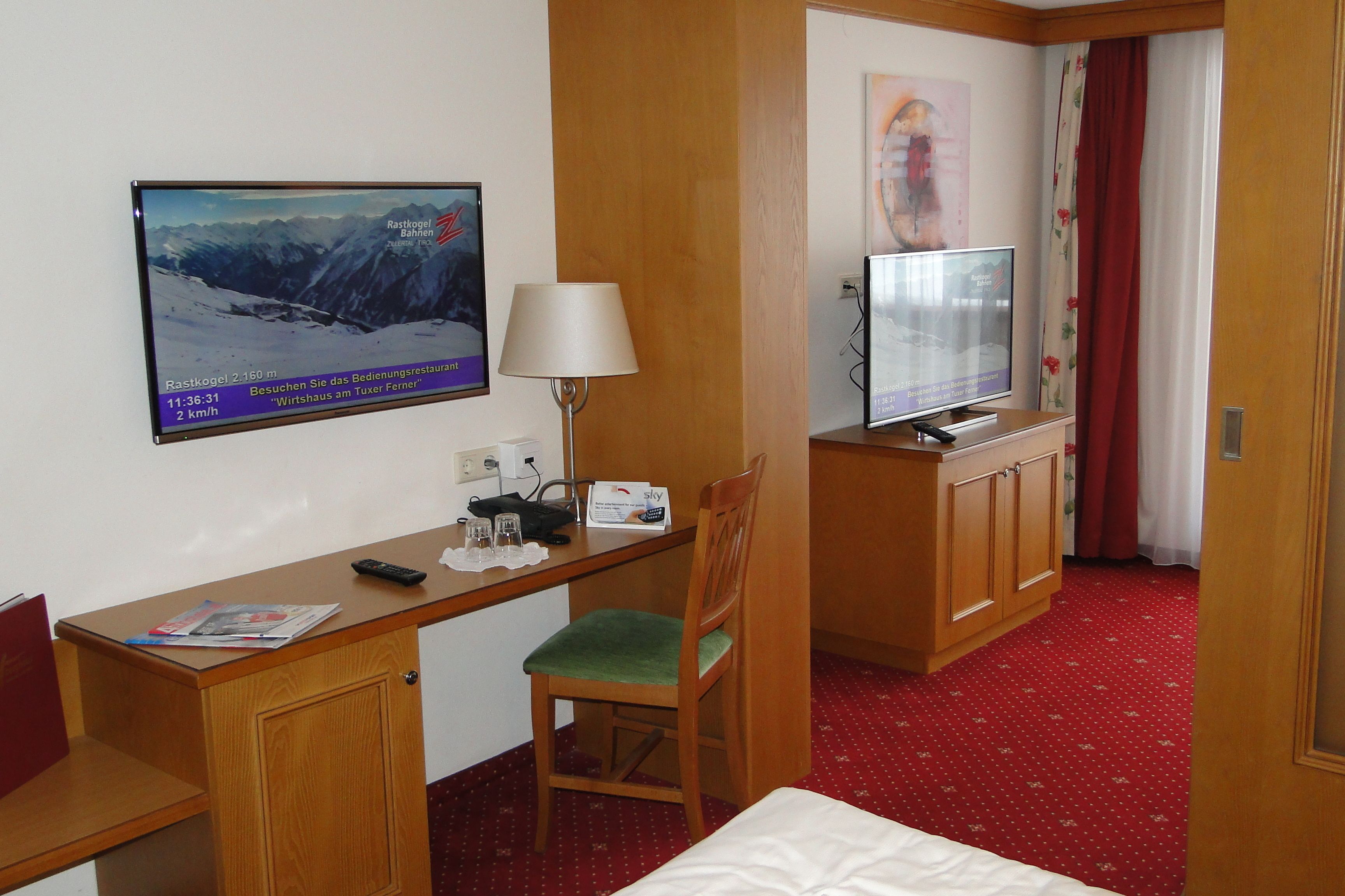 comfort room | premium bedding, minibar, in-room safe, desk
